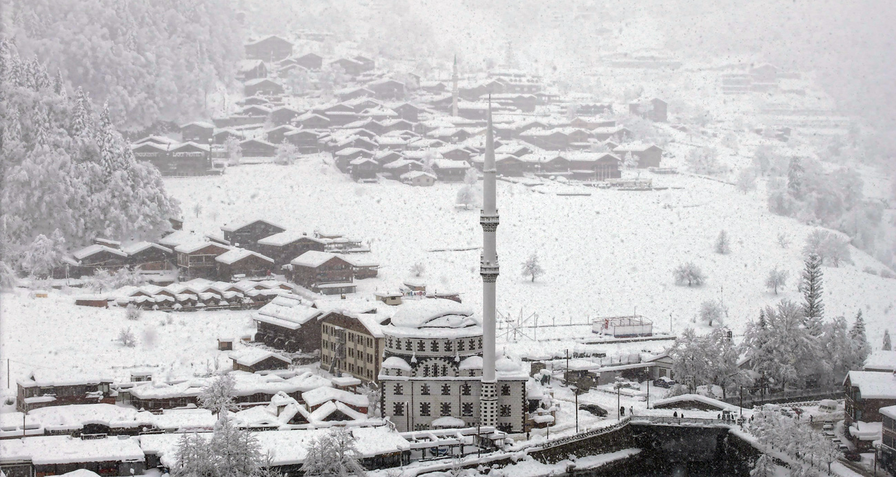 Trabzon’un Çaykara ilçesinde kar yağışının ardından dünyaca ünlü turizm merkezi Uzungöl beyaz gelinliğini giydi.