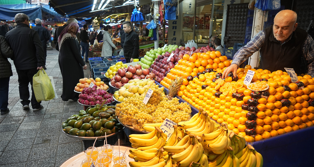 Soğuk kış günlerinin vitamin deposu mandalina ve portakal, tezgahlardaki yerini aldı. Kış mevsiminin vazgeçilmez meyvelerinden portakal ve mandalina geçen yıl 70 liradan satışa çıkarken, bu yıl rekoltenin yüksek olması sebebiyle 50 liradan satışa sunuldu.