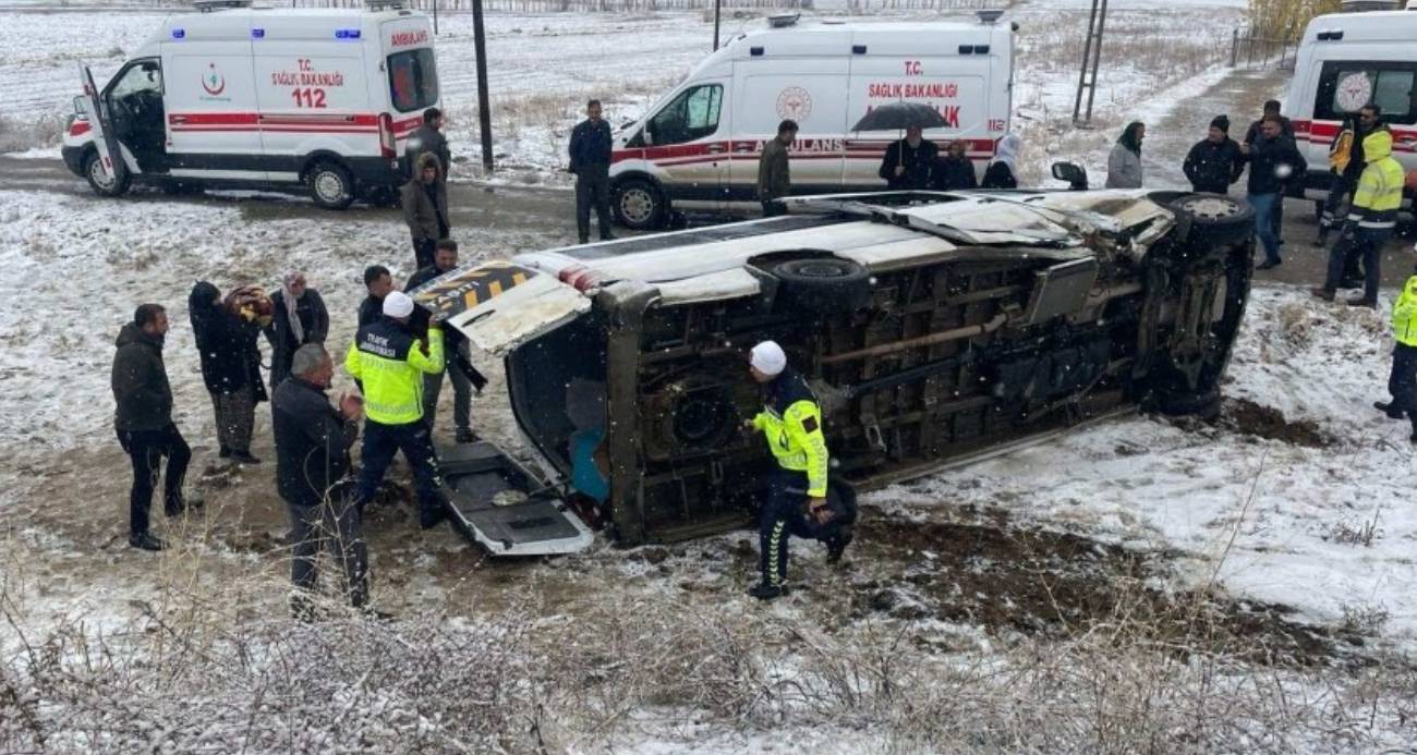 Muş’ta servis minibüsü devrildi: Sürücü ile 15 öğretmen yaralandı