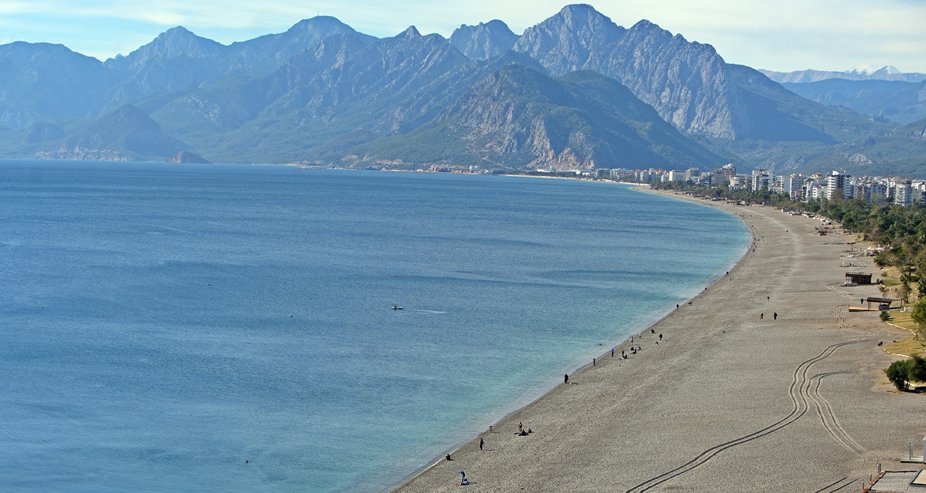 Hava sıcaklığının 15 derece ölçüldüğü Antalya’da deniz suyu sıcaklığı 22 derece olunca bazı tatilciler ve vatandaşlar montlarını çıkarıp denize girdi.