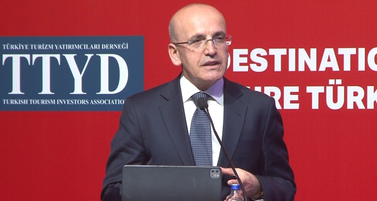 Hazine ve Maliye Bakanı Mehmet Şimşek, "2025 yılında enflasyonda kalıcı düşüş güçlü bir şekilde devam edecek. Cari açığı milli gelire oran olarak yüzde 1’in altına düşürdük. Dolayısıyla cari açık bir endişe kaynağı olmaktan çıkmıştır. Biz cari açığın önümüzdeki yıllarda yüzde 2’nin altına kalıcı olarak düşmesini bekliyoruz" dedi.