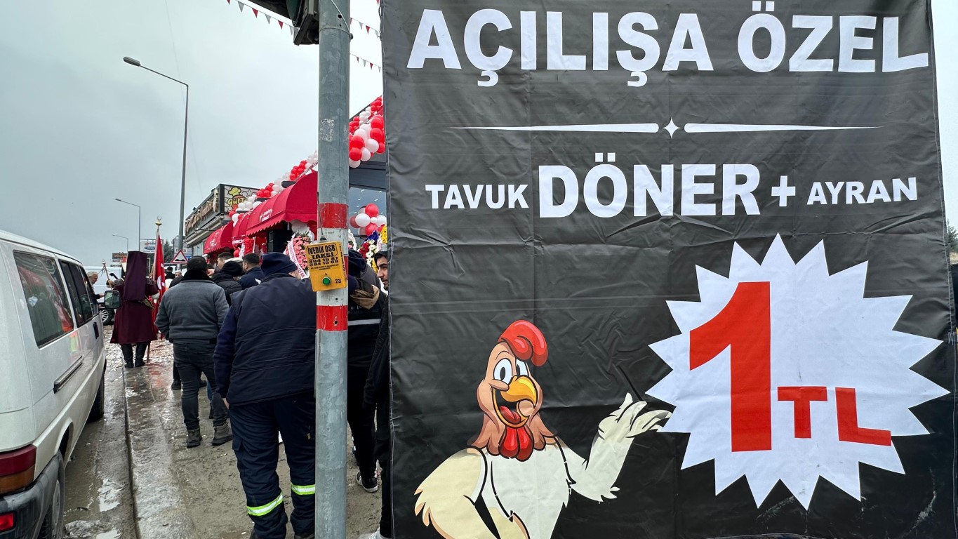 Döner ayranı 1 lira yaptı, 1 ton döneri 3 saatte sattı