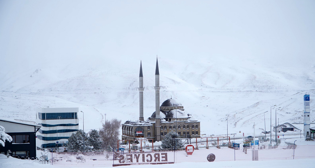 Türkiye’nin en önemli kış spor merkezlerinden Erciyes Kayak Merkezi’nde son günlerde yağan kar sayesinde kar kalınlığı 50 santimi buldu. Yapay karlarla desteklenen pistler yeni sezona hazırlanırken Erciyes AŞ Yönetim Kurulu Başkanı Hamdi Elcüman, "Aralık’ın ikinci haftasına kalmadan sezonu açarız diye umut ediyorum. Heyecanlıyız, mutluyuz. Kış bu sene çok şükür erken geldi" dedi.