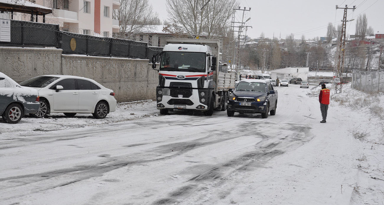 Kars’ta yollar buz pistine döndü