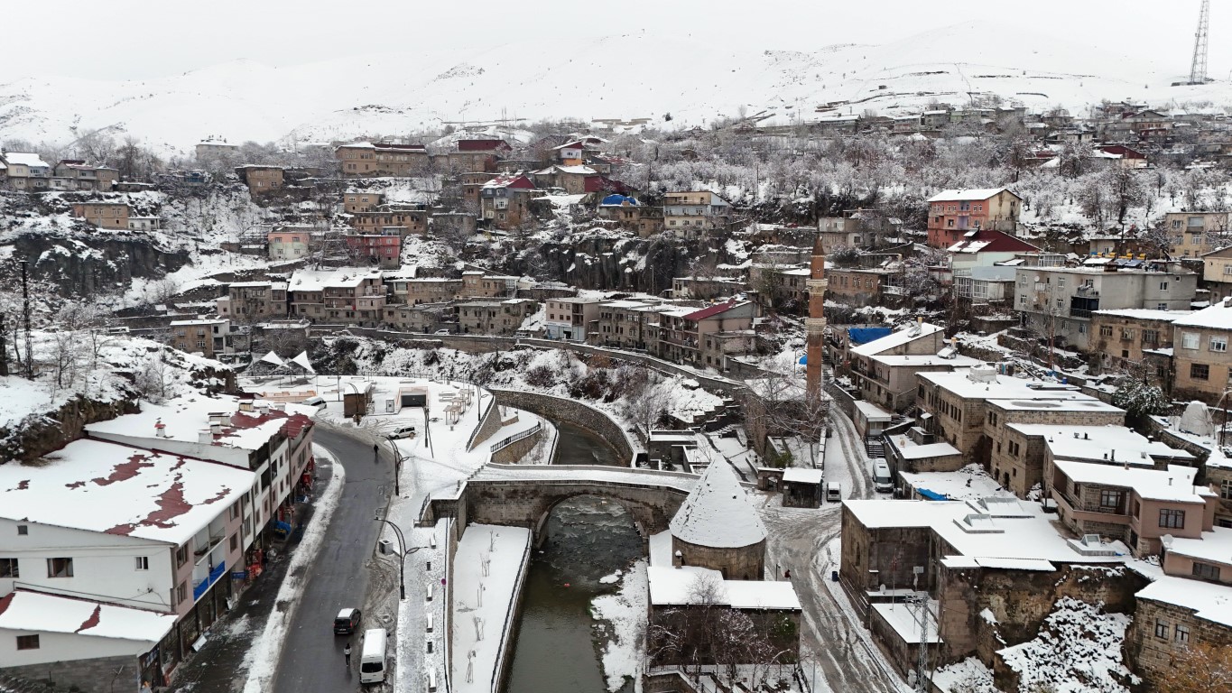 <p>Bir&ccedil;ok tarihi eserle adeta a&ccedil;ık hava m&uuml;zesini andıran Bitlis&rsquo;te tarihi eserlerle b&uuml;t&uuml;nleşen beyaz &ouml;rt&uuml;n&uuml;n ortaya &ccedil;ıkardığı manzaralar g&ouml;renleri mest ediyor.</p>
<p><span style="color: #ffffff; background-color: #e03e2d;"><em><strong><a style="color: #ffffff; background-color: #e03e2d;" href="https://www.iha.com.tr/video-bitlisin-tarihi-mekanlari-karda-kartpostallik-goruntuler-olusturdu">Haberrin videosu i&ccedil;in tıklayın</a></strong></em></span></p>
<p><strong>Vahit Olcay</strong></p>