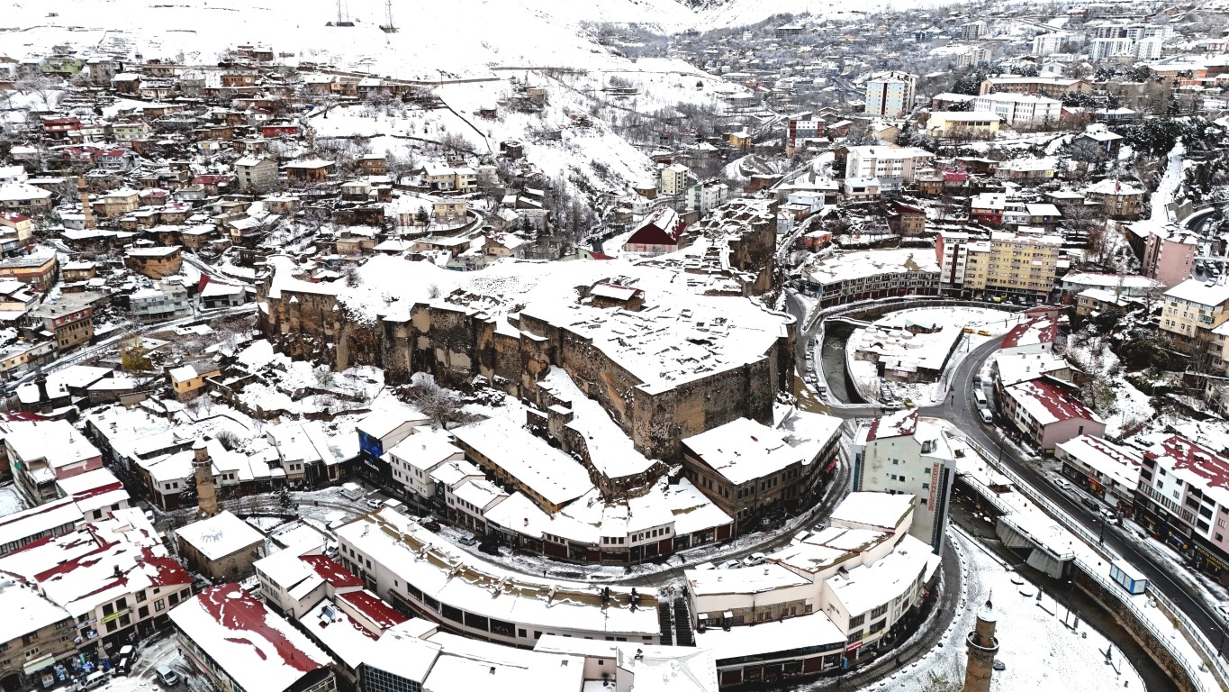 <p>&nbsp;Kar kalınlığı kent merkezinde 25, y&uuml;ksek kesimlerde 50 santimetreye ulaşırken, &Ccedil;evre, Şehircilik ve İklim Değişikliği Bakanlığı, K&uuml;lt&uuml;r ve Turizm Bakanlığı Vakıflar Genel M&uuml;d&uuml;rl&uuml;ğ&uuml; ve Bitlis Belediyesinin y&uuml;r&uuml;tt&uuml;ğ&uuml; projelerin tamamlanmasıyla ortaya &ccedil;ıkarılan tarihi doku karla b&uuml;t&uuml;nleşince kartpostallık g&ouml;r&uuml;nt&uuml;ler ortaya &ccedil;ıktı.</p>