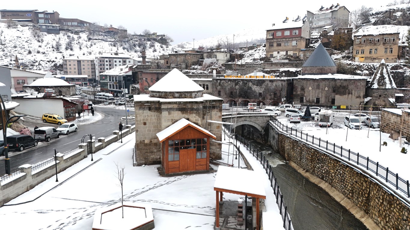 <p>&Ccedil;arşı merkezinin tam ortasından ge&ccedil;en derenin &uuml;zerine yapılan betonarme yapıların yıkılmasıyla her biri yaklaşık 500 yıllık olan 8 adet k&ouml;pr&uuml;yle birlikte &ldquo;Dere &Uuml;st&uuml; Islah Projesi&rdquo; &ccedil;er&ccedil;evesinde kale, k&ouml;pr&uuml;ler, hanlar, hamamlar ve camiler g&uuml;n y&uuml;z&uuml;ne &ccedil;ıkarılmıştı.</p>