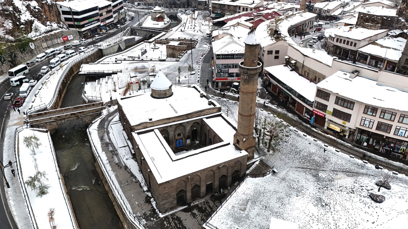 <p>&nbsp;T&uuml;rkiye&rsquo;nin en &ccedil;ok kar alan illerinin başında gelen ve &lsquo;karın başkenti&rsquo; olarak bilinen Bitlis&rsquo;te kar yağışıyla tarihi eserlerin b&uuml;t&uuml;nleşmesi fotoğraf severleri de heyecanlandırdı.</p>