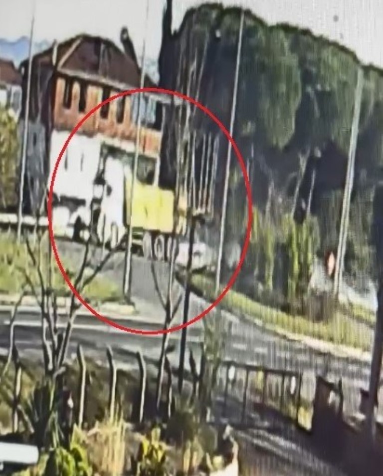 Otomobil, kavşaktan dönen kamyona arkadan çarptı: 3 ölü