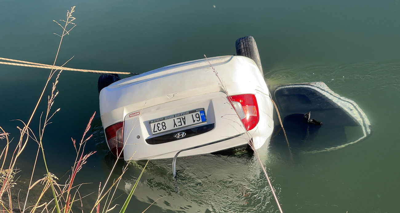 Otomobil kanala uçtu: Baba ve oğlu öldü, anne yaralandı