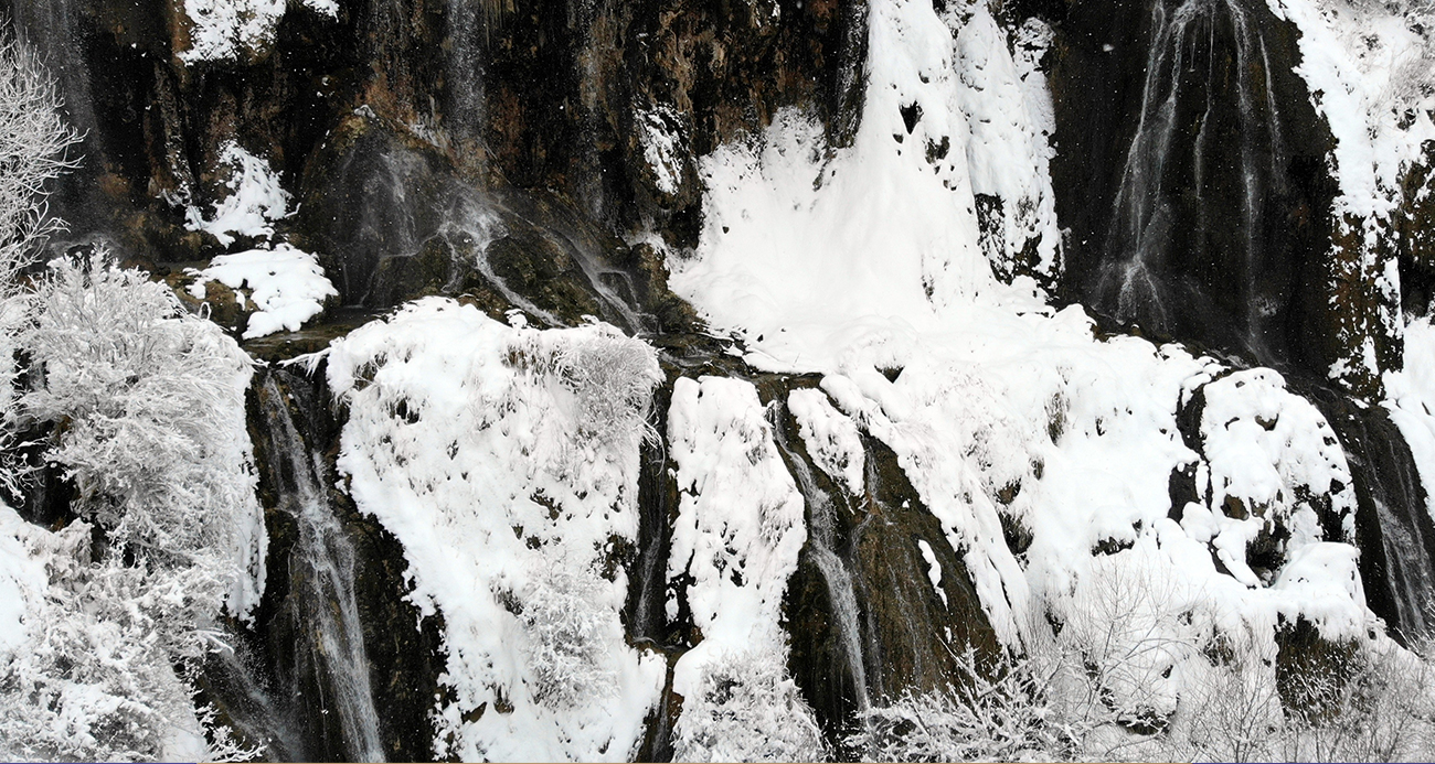 Beyaz gelinliğini giyen Girlevik Şelalesi kışın da güzelliğiyle cezbediyor