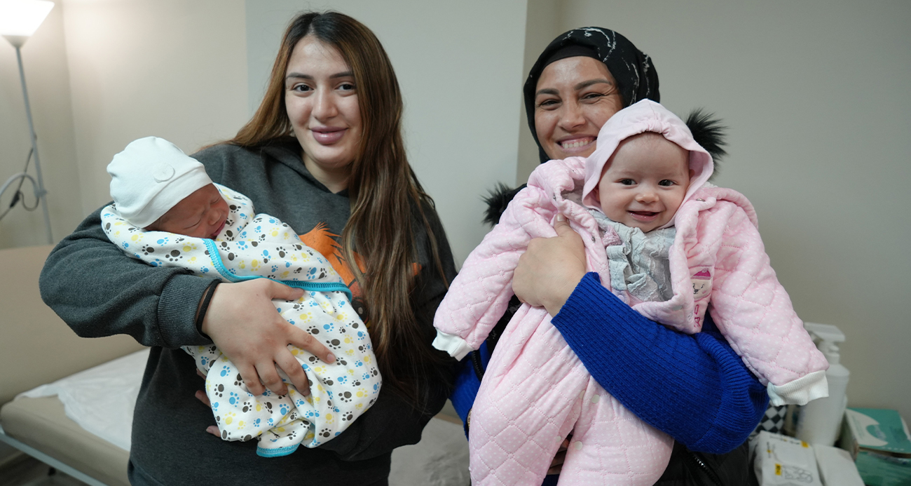 Samsun’da bir anne ile kızı yakın zaman aralığında doğum yaptı. Bebeklerini kucaklarına alan anne-kız, aynı anda anne, anneanne ve abla olmanın mutluluğunu yaşadı. Bu duruma doğumu gerçekleştiren doktor bile şaşırarak, "Nadir bir durum, meslek hayatımda karşılamadım" dedi.