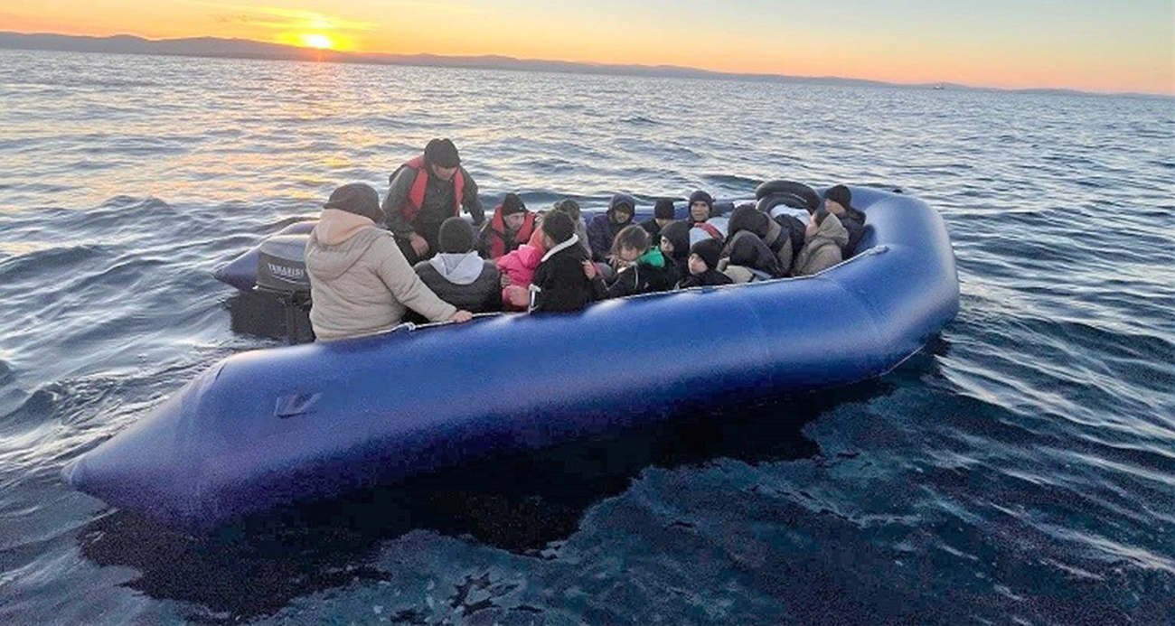 İzmir’in Seferihisar ve Çeşme ilçeleri açıklarında lastik botların motor arızası yapması nedeniyle 47 çocuk ve 63 yetişkin kurtarıldı, yine Karaburun ve Dikili ilçelerinde kaçak yollarla yurt dışına çıkış yapmak isteyen 26 çocuk ve 73 yetişkin de yakalandı.