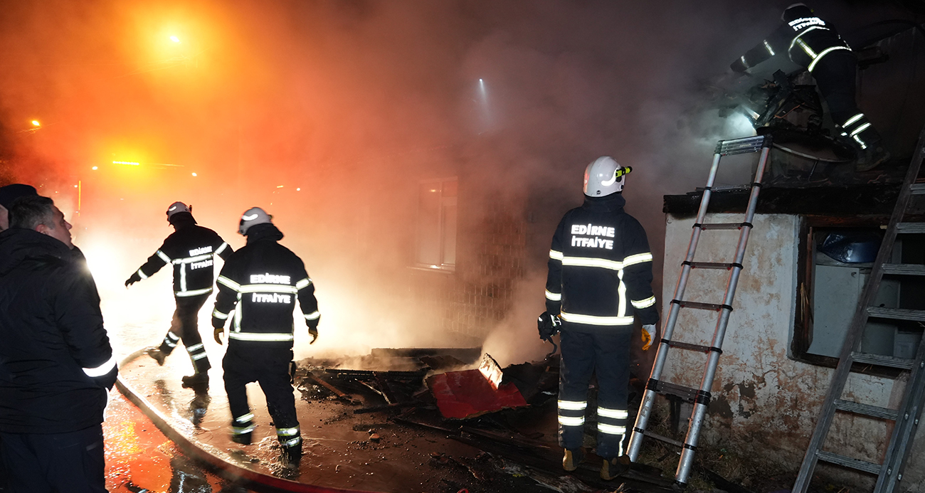 Yangına uykuda yakalandı... 83 yaşındaki kadın yanan evinden son anda kurtarıldı