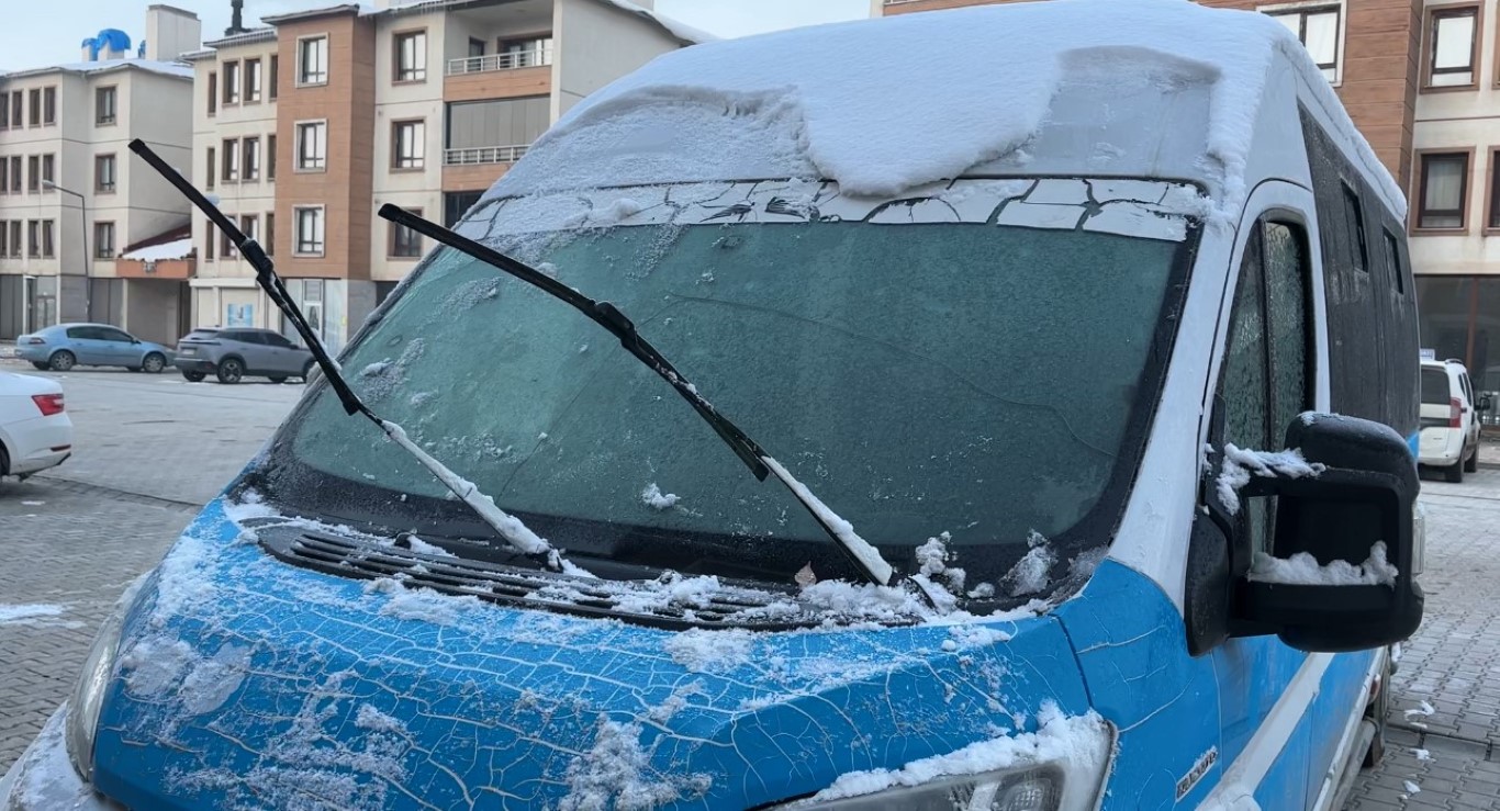 Yüksekova buz kesti: Araçlar dondu, buz sarkıtları yarım metreyi buldu