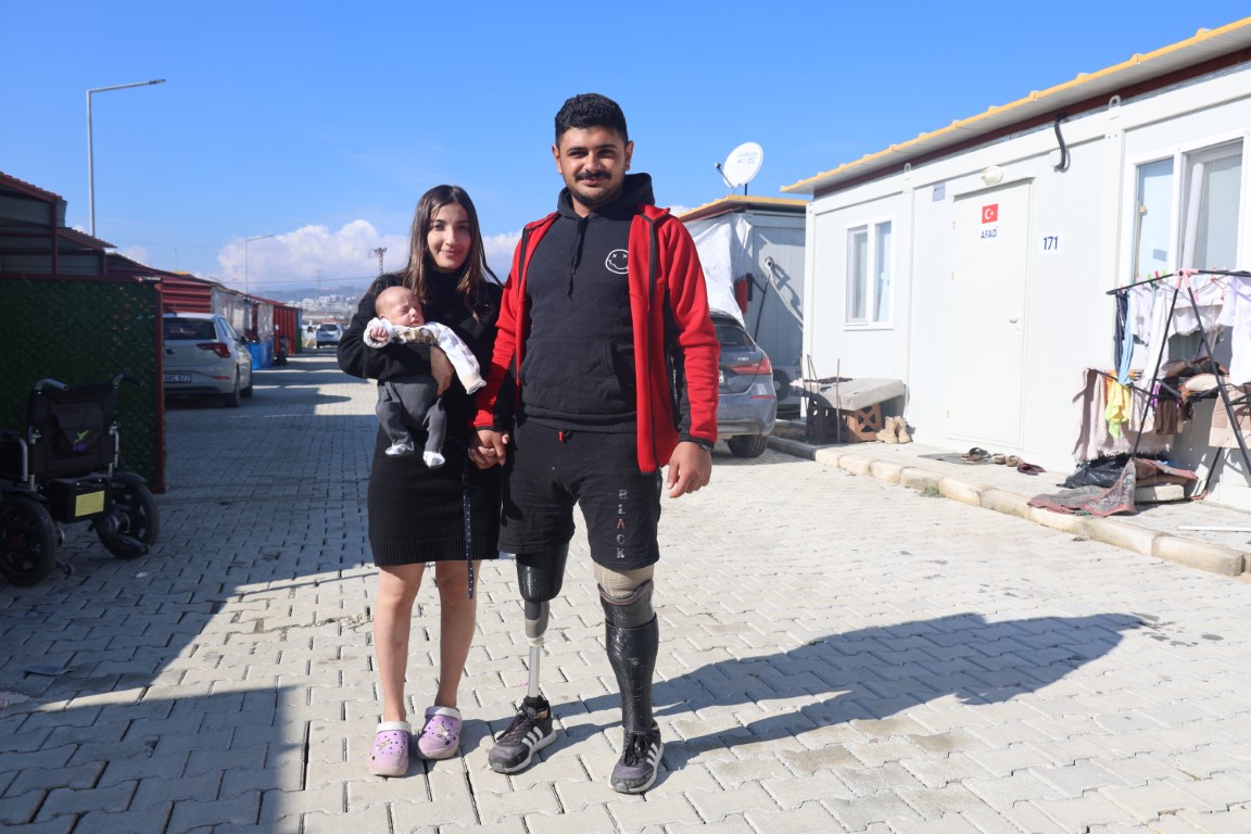 Depremde bacaklarını kaybeden genç, asrın felaketi sonrası evlendiği eşiyle aylar sonra el ele tutuşup yürümenin mutluluğunu yaşıyor
