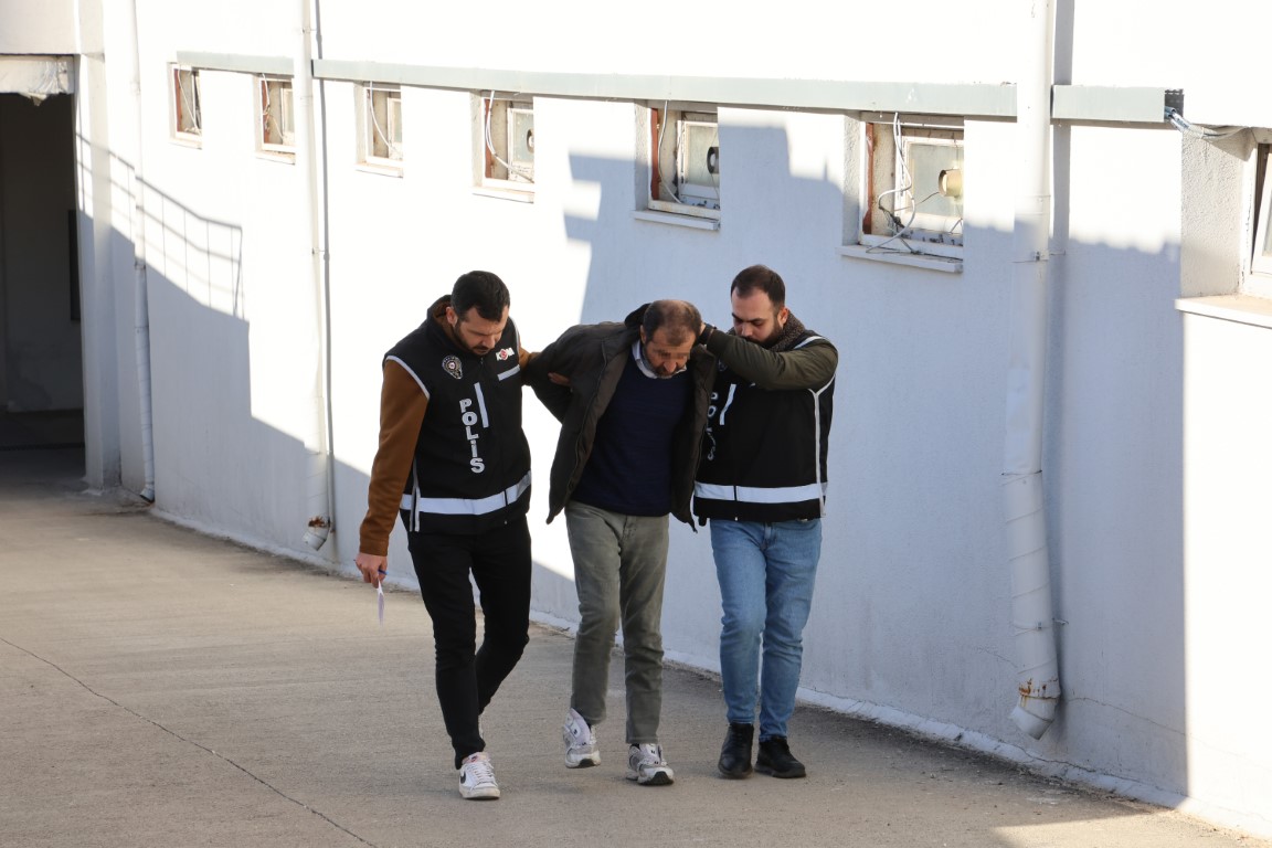 Adana’da ATM’den ve para sayma makinesinden geçen sahte para üreten şebeke çökertildi