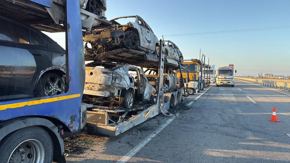 Lüks araç yüklü tırda yangın: Sıfır kilometre lüks araçlar alev alev yandı