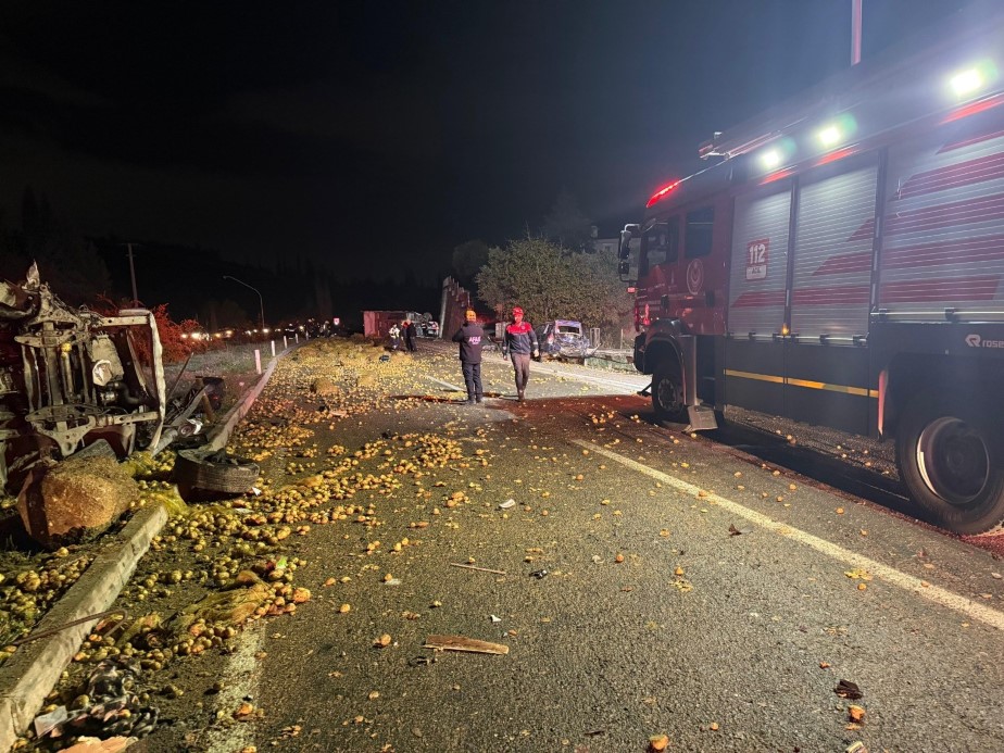 İzmir’in Kemalpaşa ilçesinde freni boşalan kamyonun 7 araca çarptığı kazada 3 kişi hayatını kaybetti, 7 kişi yaralandı.