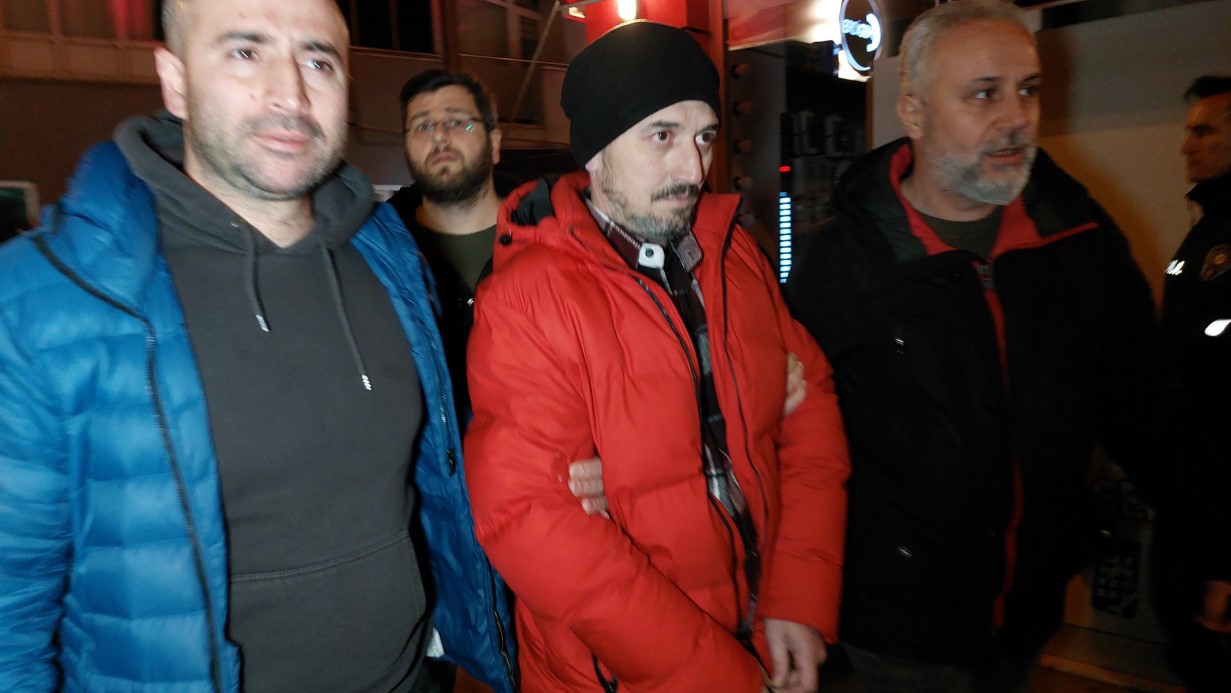 Kafe sahibi, tost satmaya başlayan kahvehaneye silahlı saldırı düzenledi: 2 yaralı