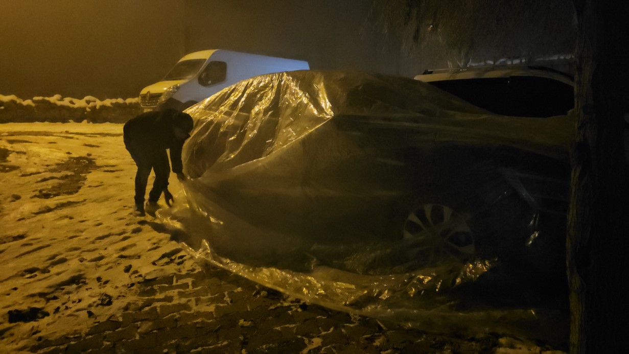 Sibirya soğuklarının başladığı Bitlis’te araçlar naylon brandalarla sarıldı