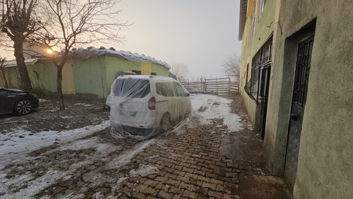 Sibirya soğuklarının başladığı Bitlis’te araçlar naylon brandalarla sarıldı