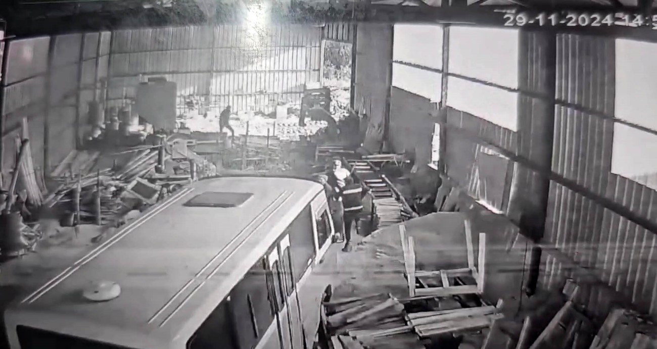 28 yaşındaki genç babasının çalıştığı atölyeye minibüsle daldı