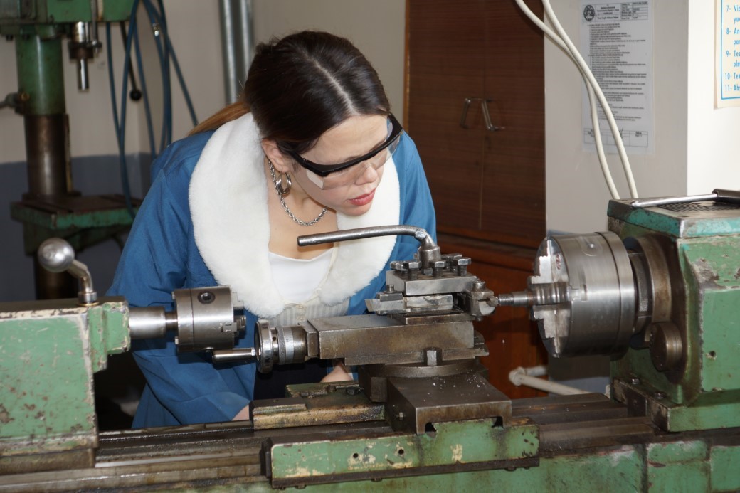 Kadın makine kalıp öğretmenini gören şaşırıyor