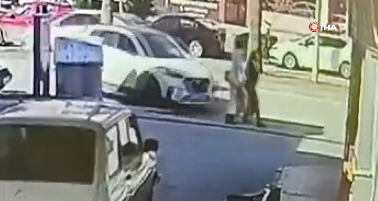 Adana’da kaldırımda yürüyen kadına otomobil çarptı