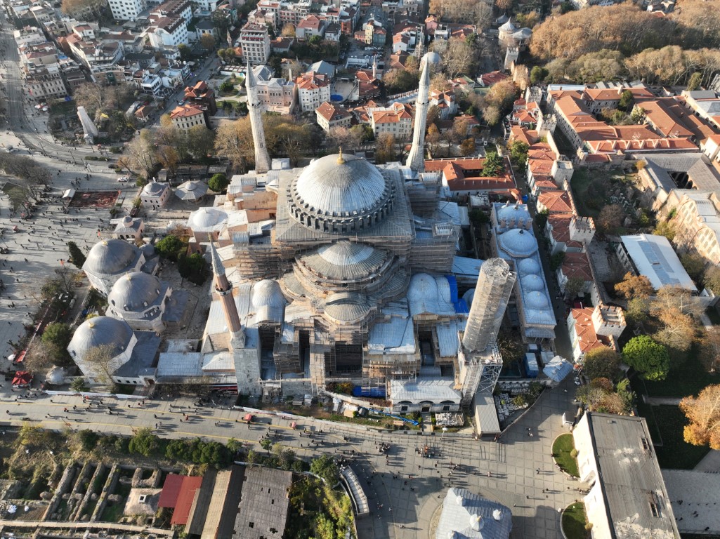 Ayasofya’da dev iskele kuruldu: Bin 500 yıllık cami niteliksiz sıvalardan arındırılacak