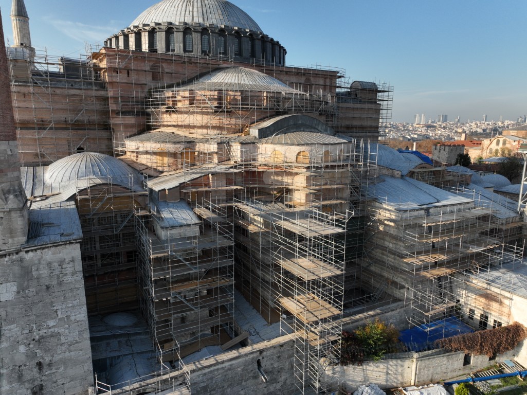 Ayasofya’da dev iskele kuruldu: Bin 500 yıllık cami niteliksiz sıvalardan arındırılacak