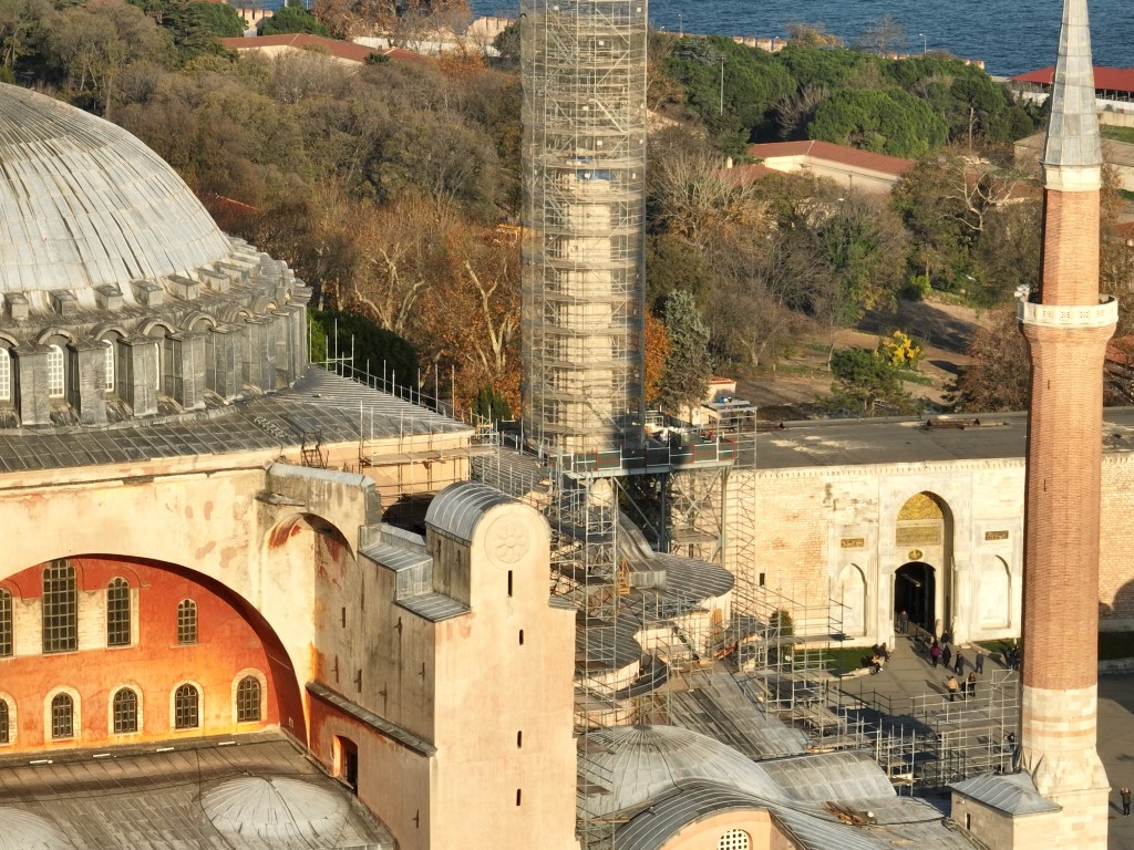 Ayasofya’da dev iskele kuruldu: Bin 500 yıllık cami niteliksiz sıvalardan arındırılacak