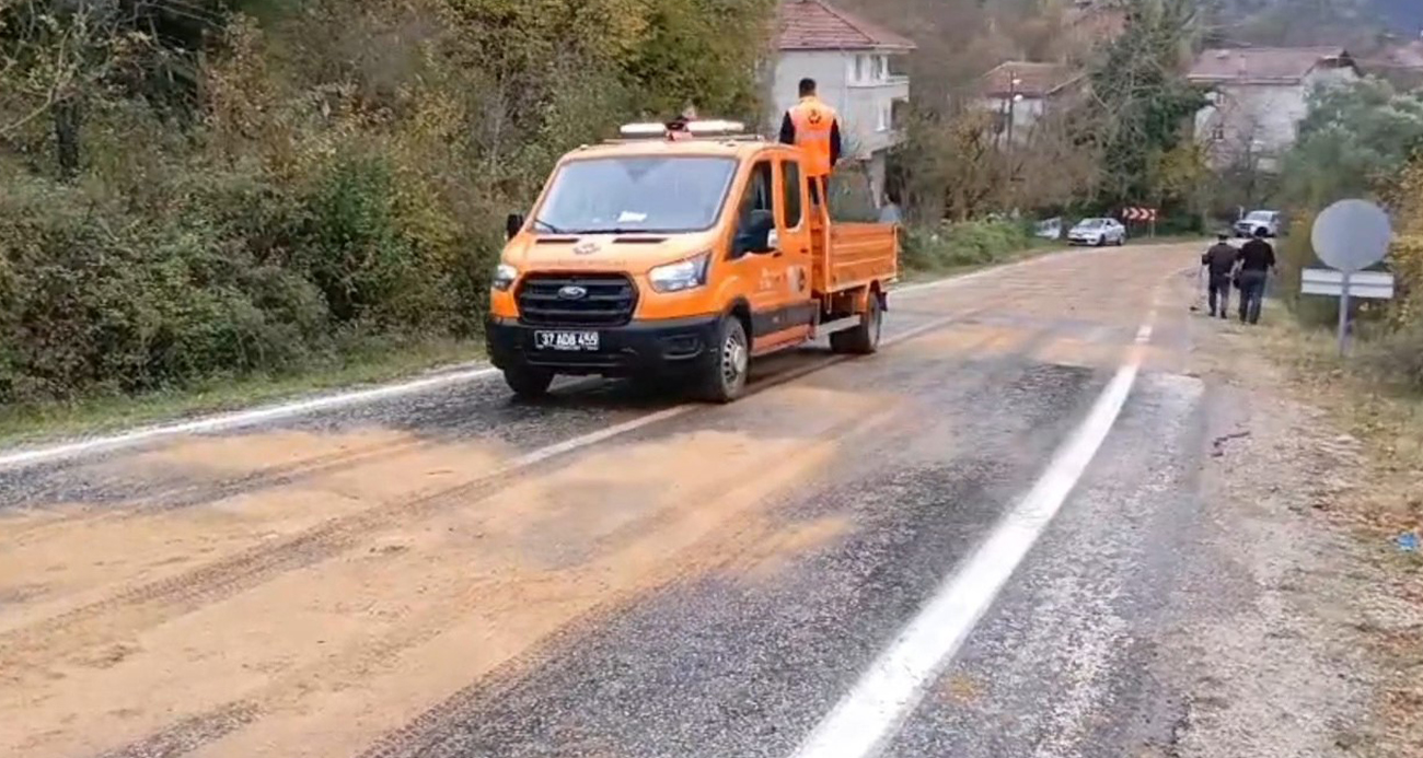 Yola dökülen balık yağı trafiği birbirine kattı