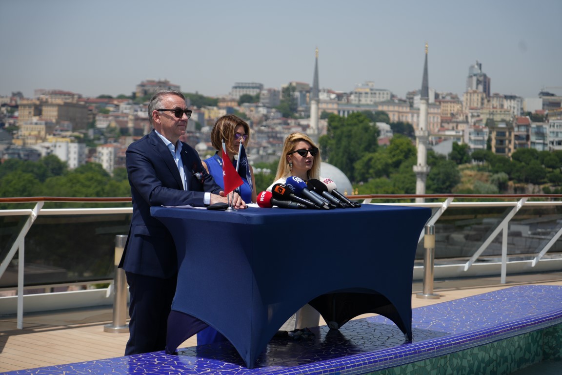 333 metre uzunluğundaki dev kruvaziyer gemi İstanbul'a demir attı