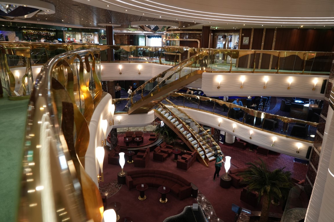 333 metre uzunluğundaki dev kruvaziyer gemi İstanbul'a demir attı