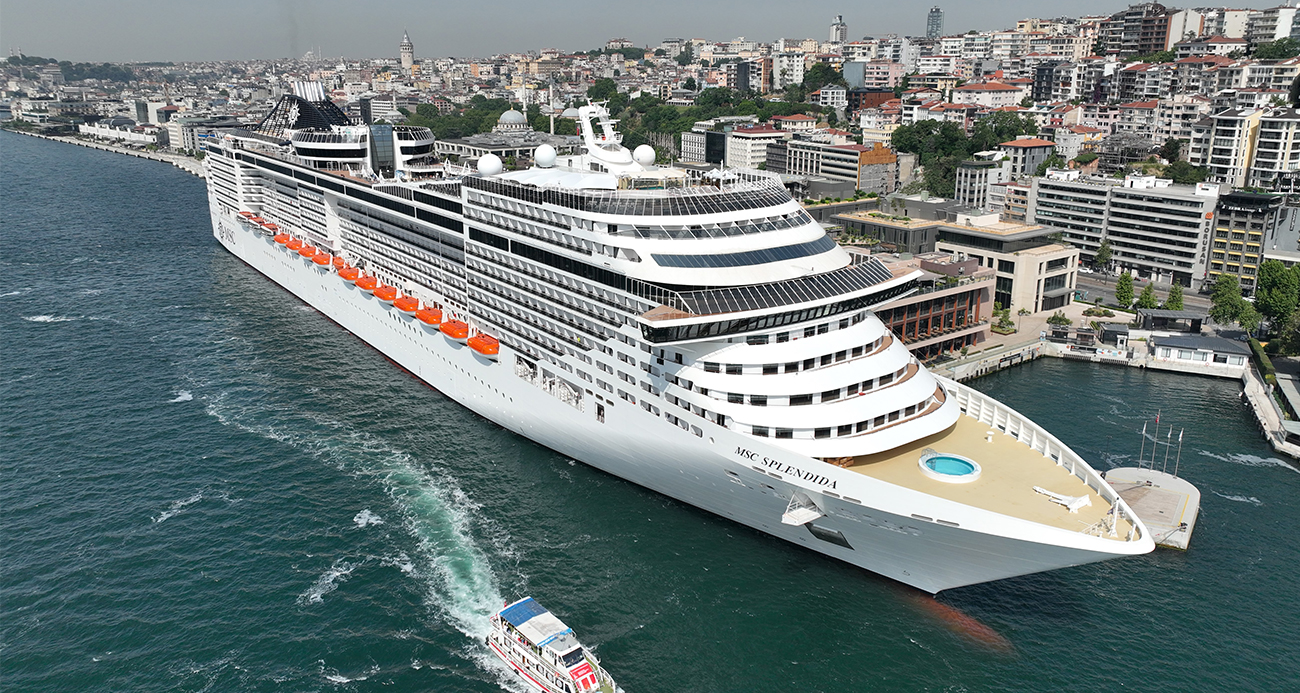 333 metre uzunluğundaki dev kruvaziyer gemi İstanbul'a demir attı