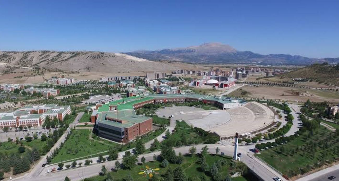 Süleyman Demirel Üniversitesi’nde kırılan plastik tavandan düşen öğrenci ağır yaralandı