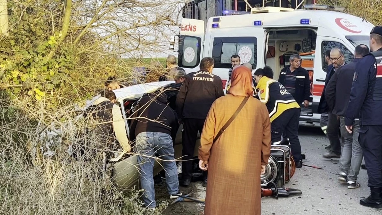 Sakarya’da feci kaza: Otomobil hurdaya döndü, anne ve oğlu hayatını kaybetti