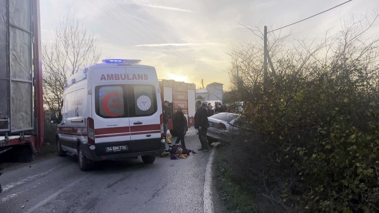 Sakarya’da feci kaza: Otomobil hurdaya döndü, anne ve oğlu hayatını kaybetti