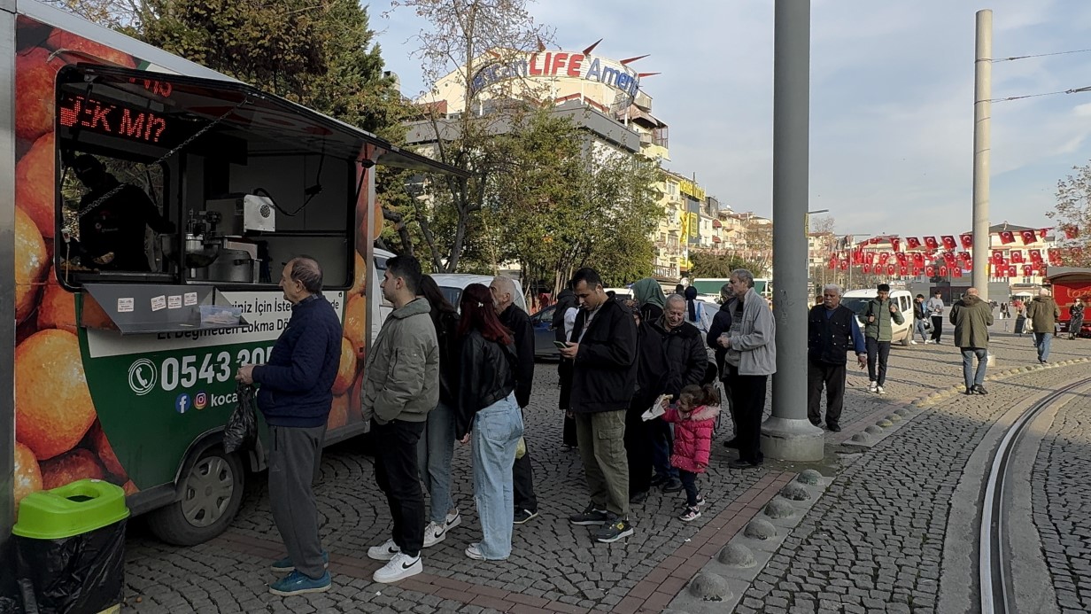 Aldığı hisseler çakılınca, patron gitsin diye lokma dağıttı