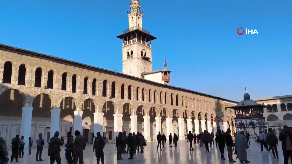 Şam’daki tarihi Emevi Camii görüntülendi: Suriyeliler camiye akın etti