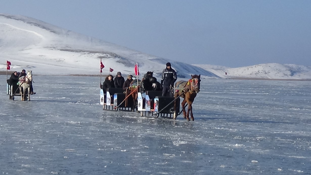Kars Çıldır Gölü’nde dörtnala atlı kızak keyfi
