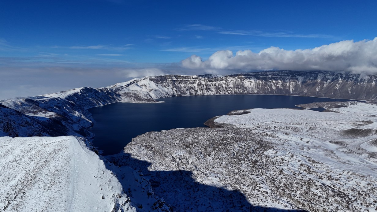Nemrut Krater Gölü’nün karlı görüntüsü hayran bırakıyor