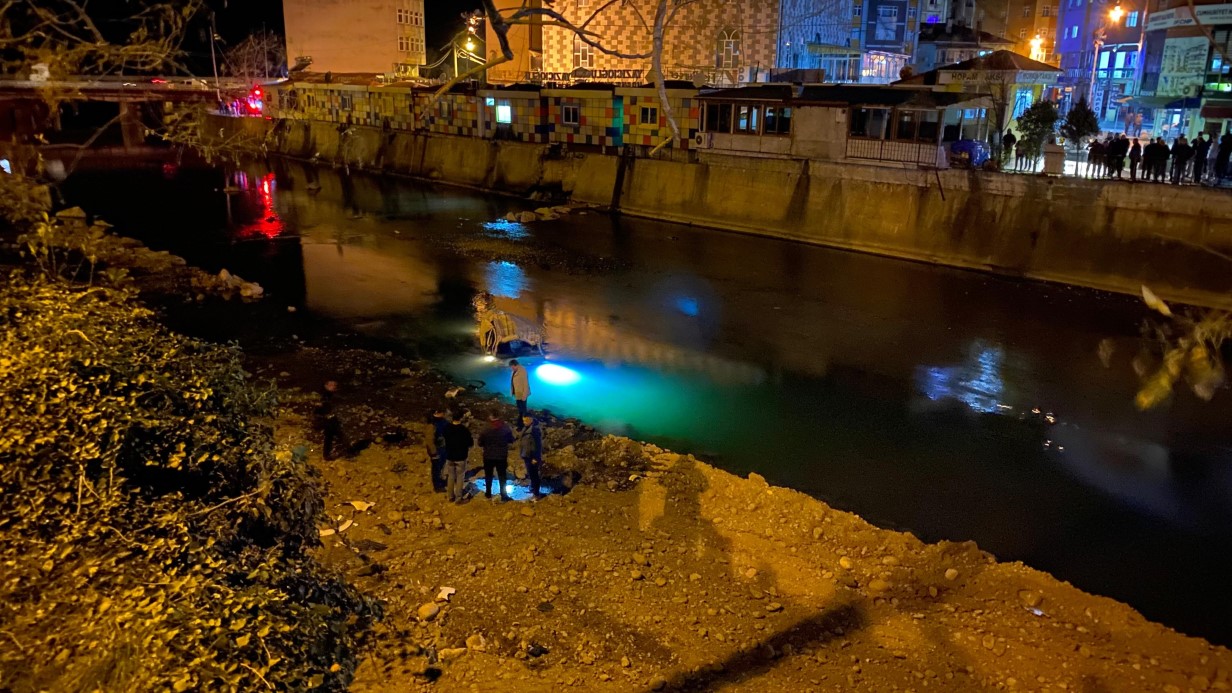 Hopa’da feci kaza... Kontrolden çıkan araç dereye uçtu: 1 ölü, 2 yaralı