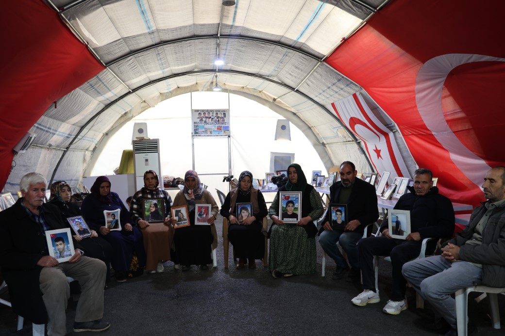 Suriye’de rejimin düşmesiyle Diyarbakır anneleri orada olan çocuklara teslim olmaları çağrısında bulundu