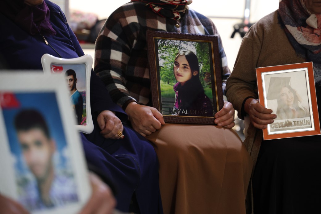 Suriye’de rejimin düşmesiyle Diyarbakır anneleri orada olan çocuklara teslim olmaları çağrısında bulundu