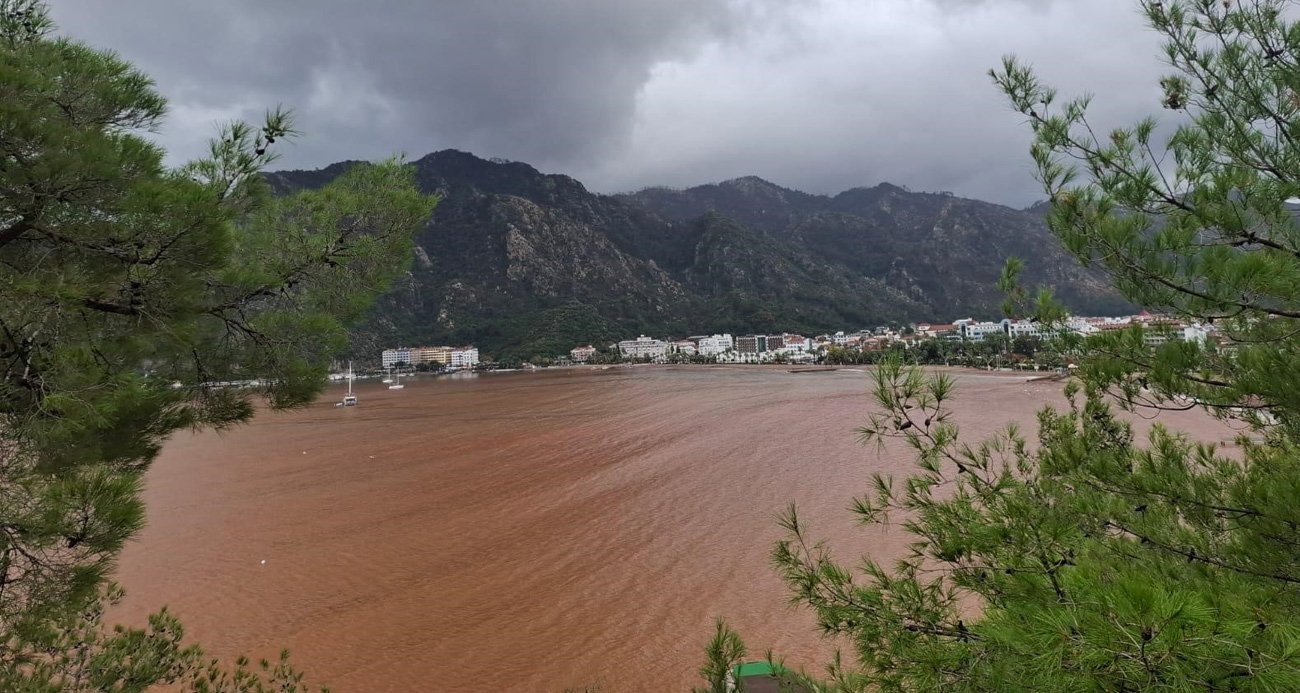 Marmaris'te sağanak yağışla sokaklar dereye, denizin rengi kahverengiye döndü