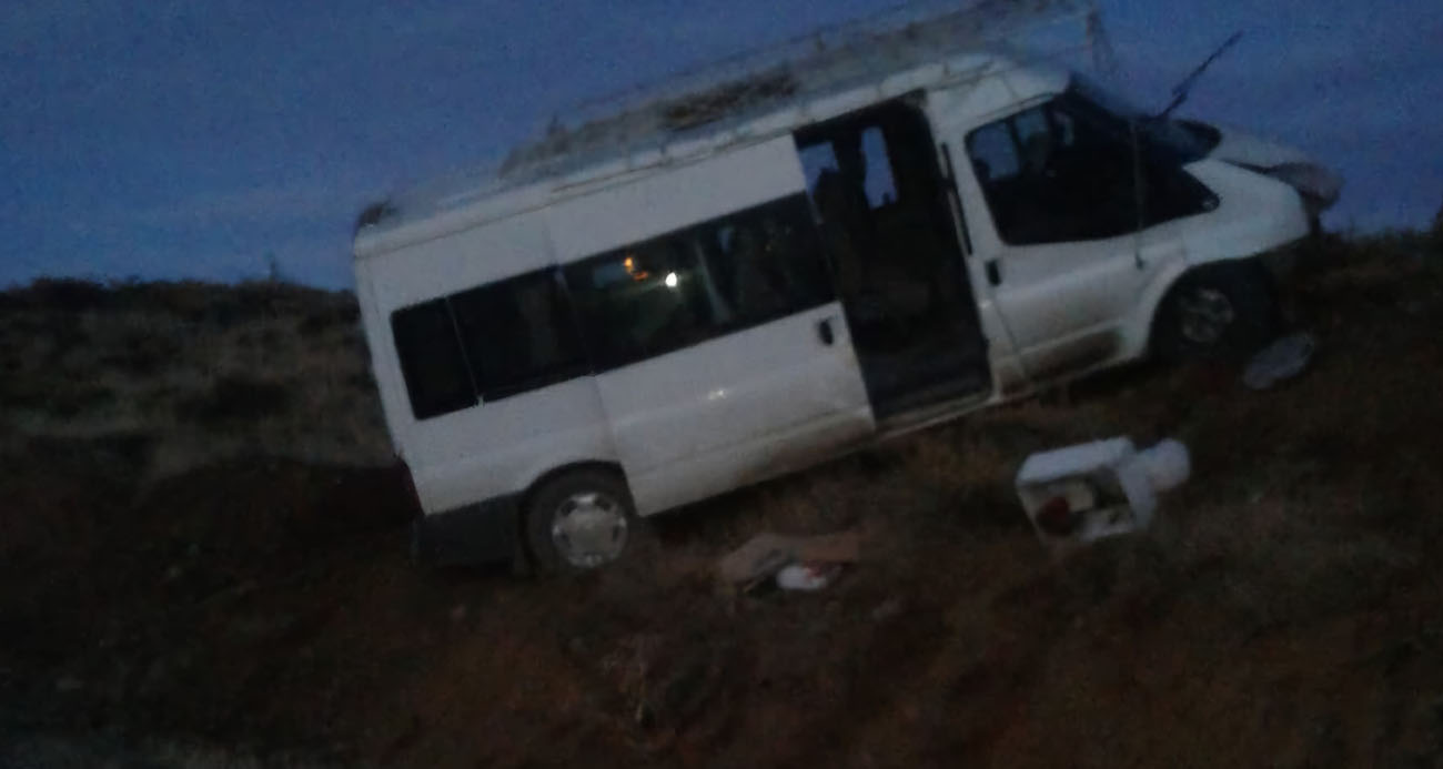 Freni boşalan minibüs devrildi: 2’si ağır 9 yaralı