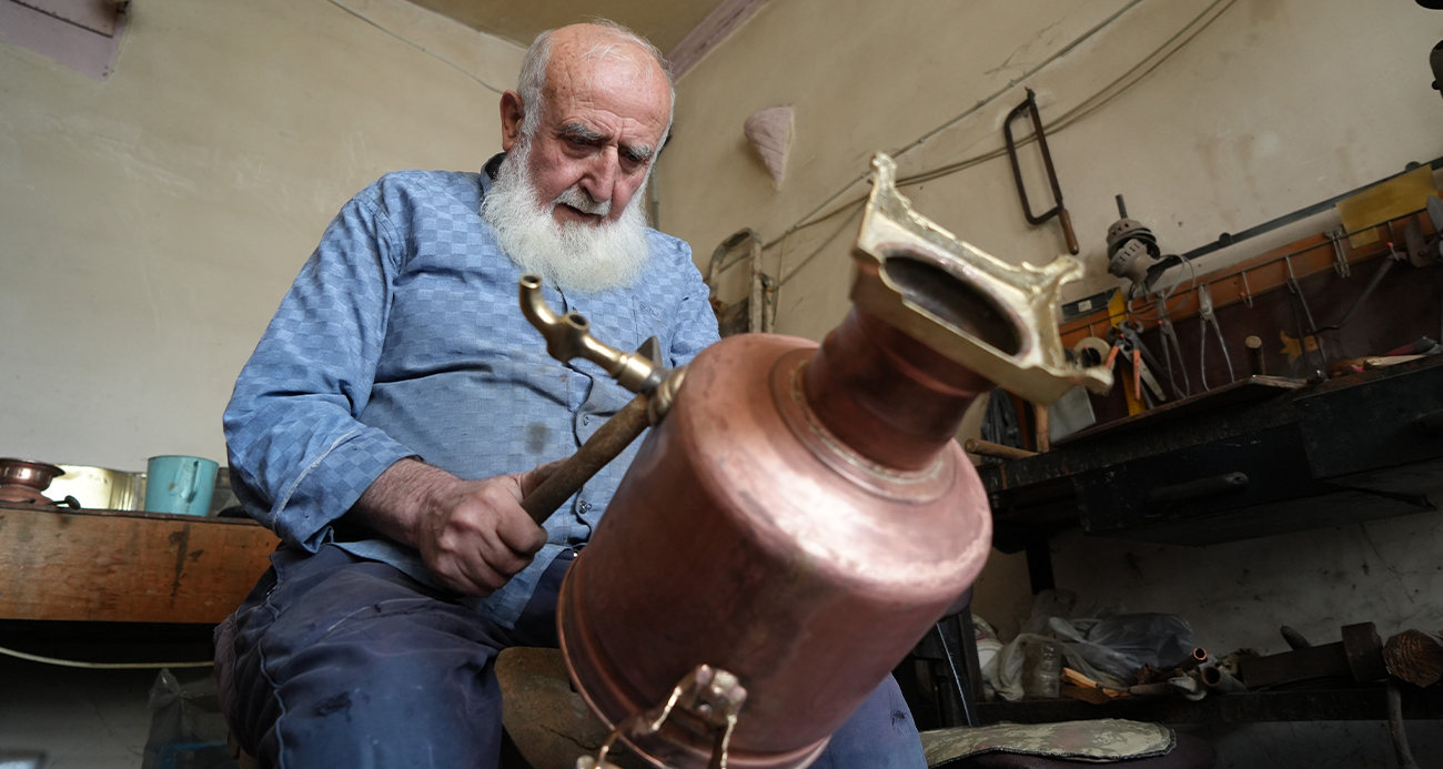 81 yaşındaki ustanın yaptığı bakır semaverler 20 bin TL’den satılıyor, yurt dışından bile talep görüyor