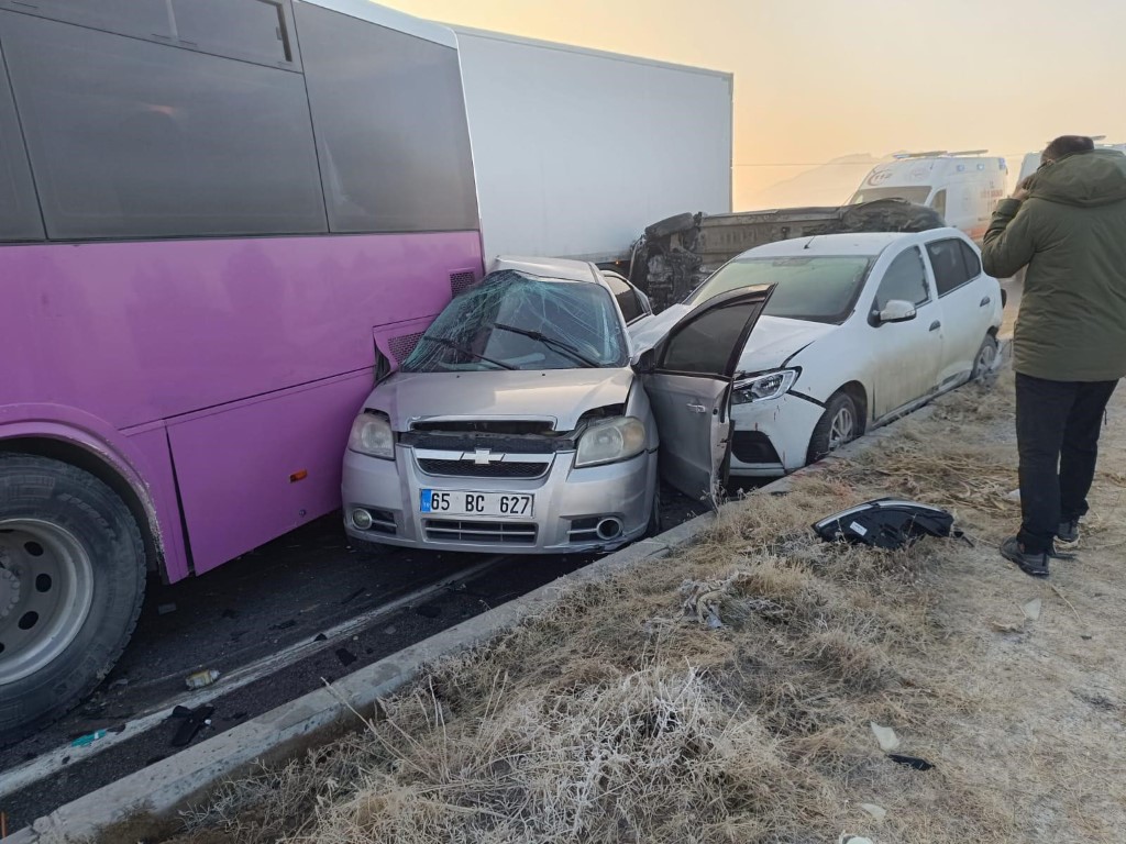 35 aracın karıştığı feci kazada korku dolu anlar